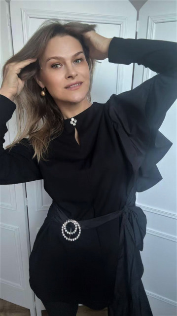 ELEGANCKA CZARNA TUNIKA Z FALBANĄ I BIŻUTERYJNYMI DETALAMI ELEGANCKA CZARNA TUNIKA Z FALBANĄ I BIŻUTERYJNYMI DETALAMI