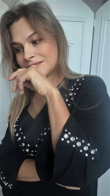 ELEGANCKA KLASYCZNA BLUZKA DEKOLT V PIĘKNIE ZDOBIONA ELEGANCKA KLASYCZNA BLUZKA DEKOLT V PIĘKNIE ZDOBIONA